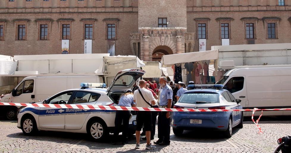 Carpi, si accascia e muore in piazza 
