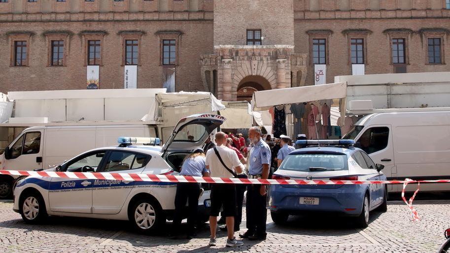 Carpi, si accascia e muore in piazza
