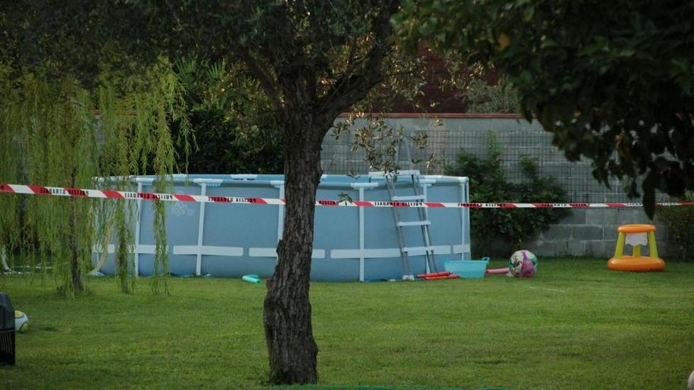 Si toglie i braccioli e rischia di annegare: gravissimo bambino di tre anni