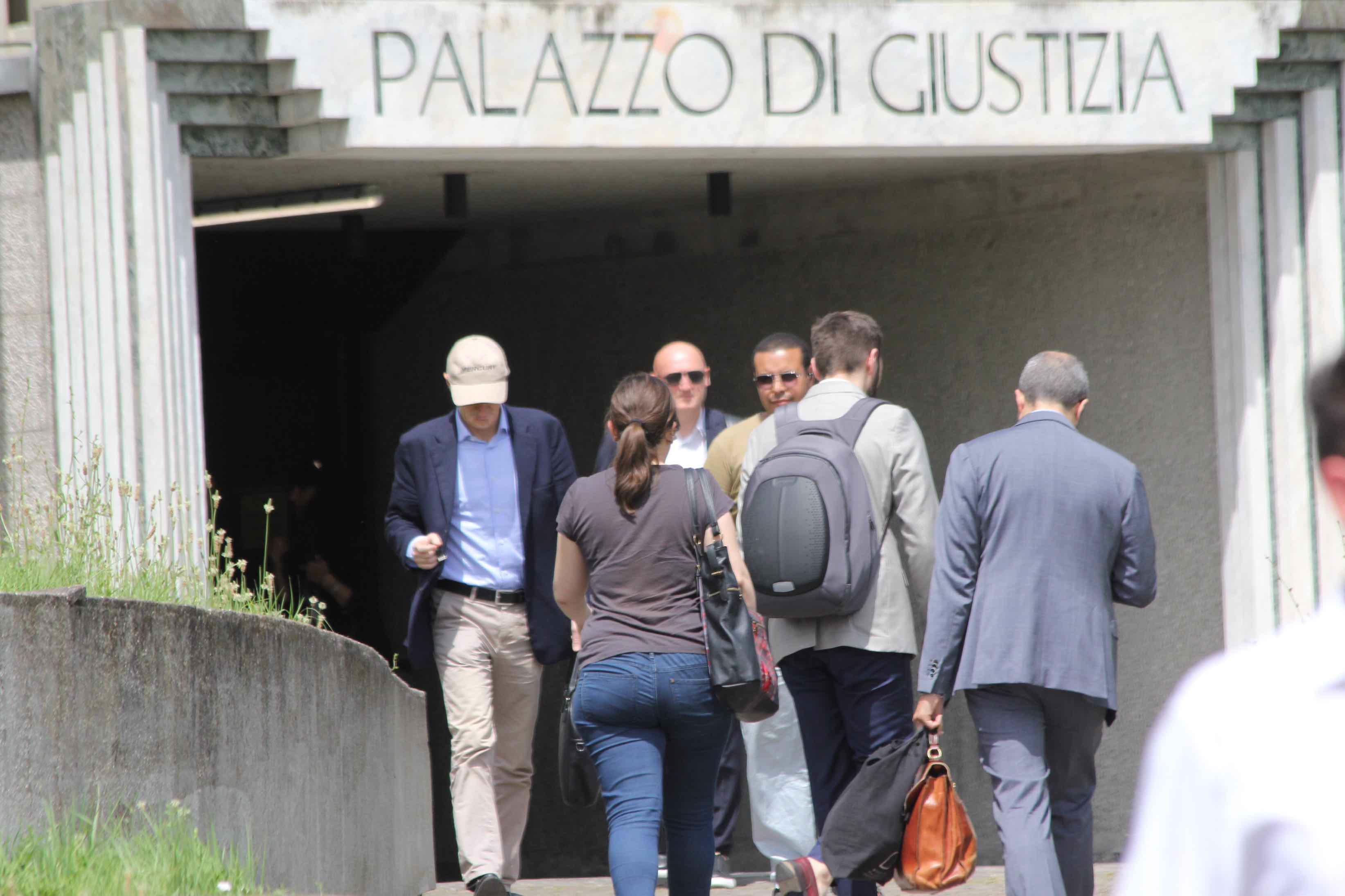 L'indagata mentre entra in Tribunale a Prato lo scorso 14 giugno