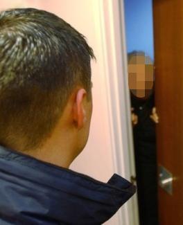 Si fingono due carabinieri e truffano un pensionato 