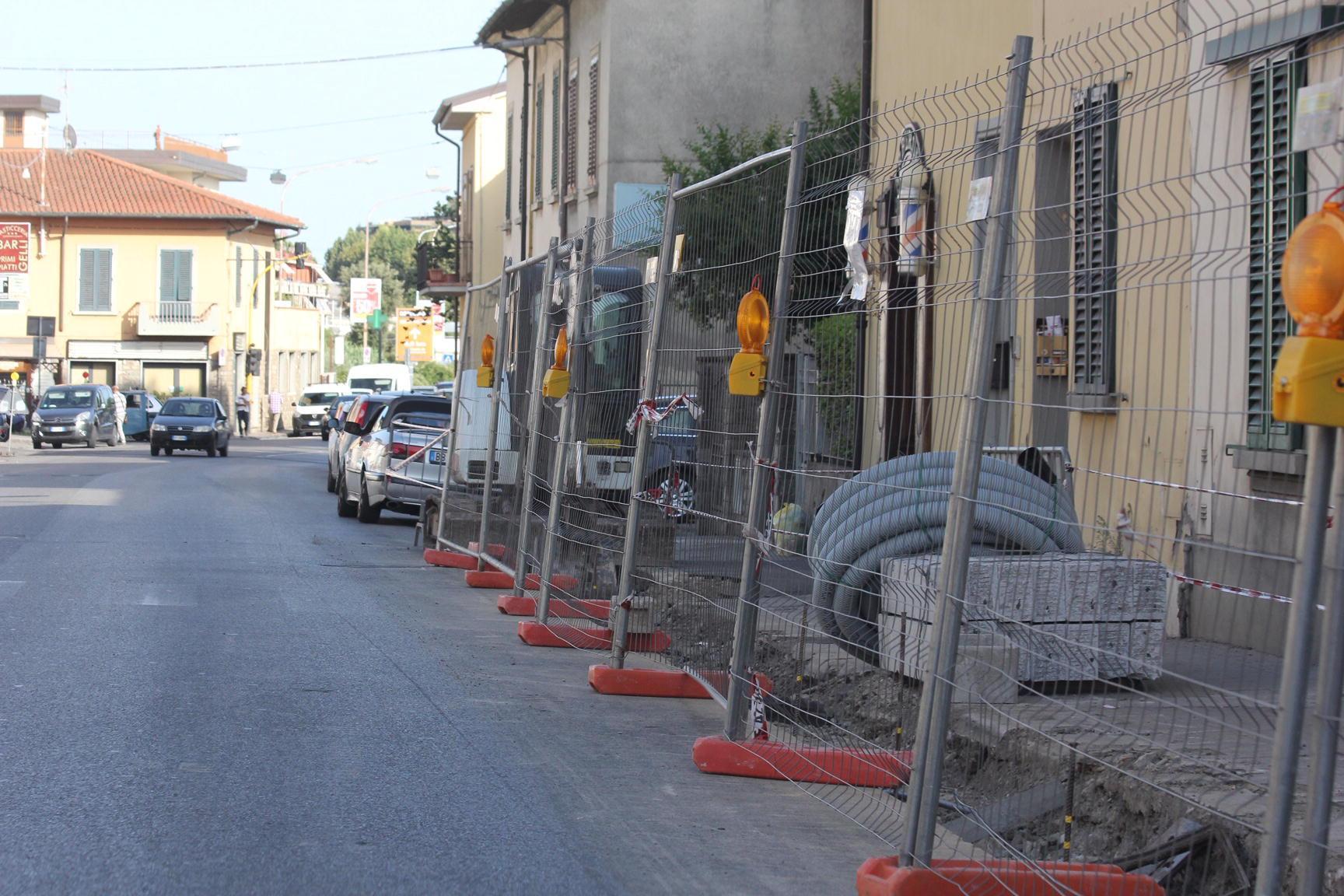 Il cantiere per la pista ciclabile e i nuovi marciapiedi in via Firenze