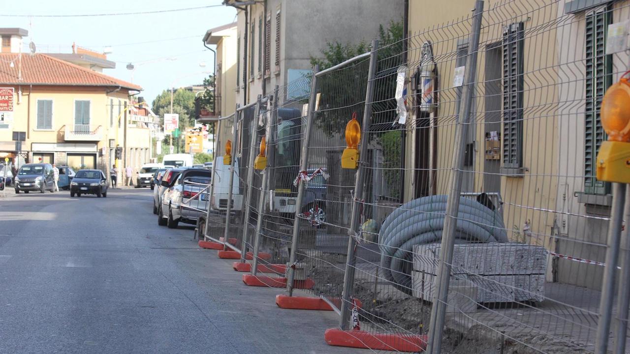 Il cantiere per la pista ciclabile e i nuovi marciapiedi in via Firenze