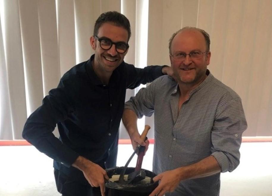 L'immagine, postata su Facebook dal sostenitore del sindaco, in cui si vedono la falce e il martello "cestinati"