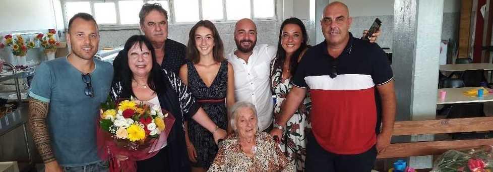 Maria Grazia ai saluti in caserma con i familiari