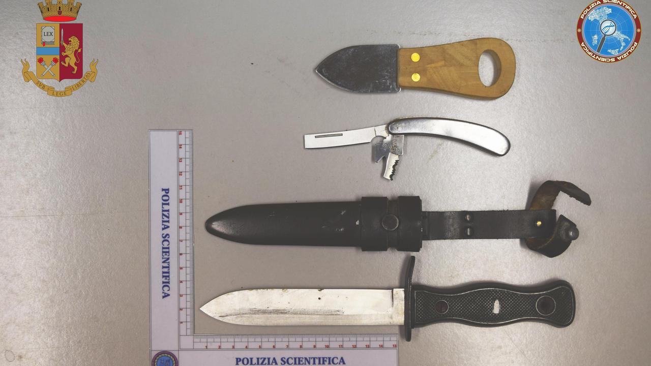 Inseguimento rocambolesco e poi l'aggressione al poliziotto: 56enne arrestato con tre coltelli in tasca