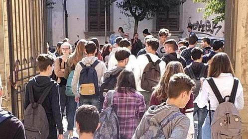 Studenti in uscita dagli istituti di via Benedetto Croce