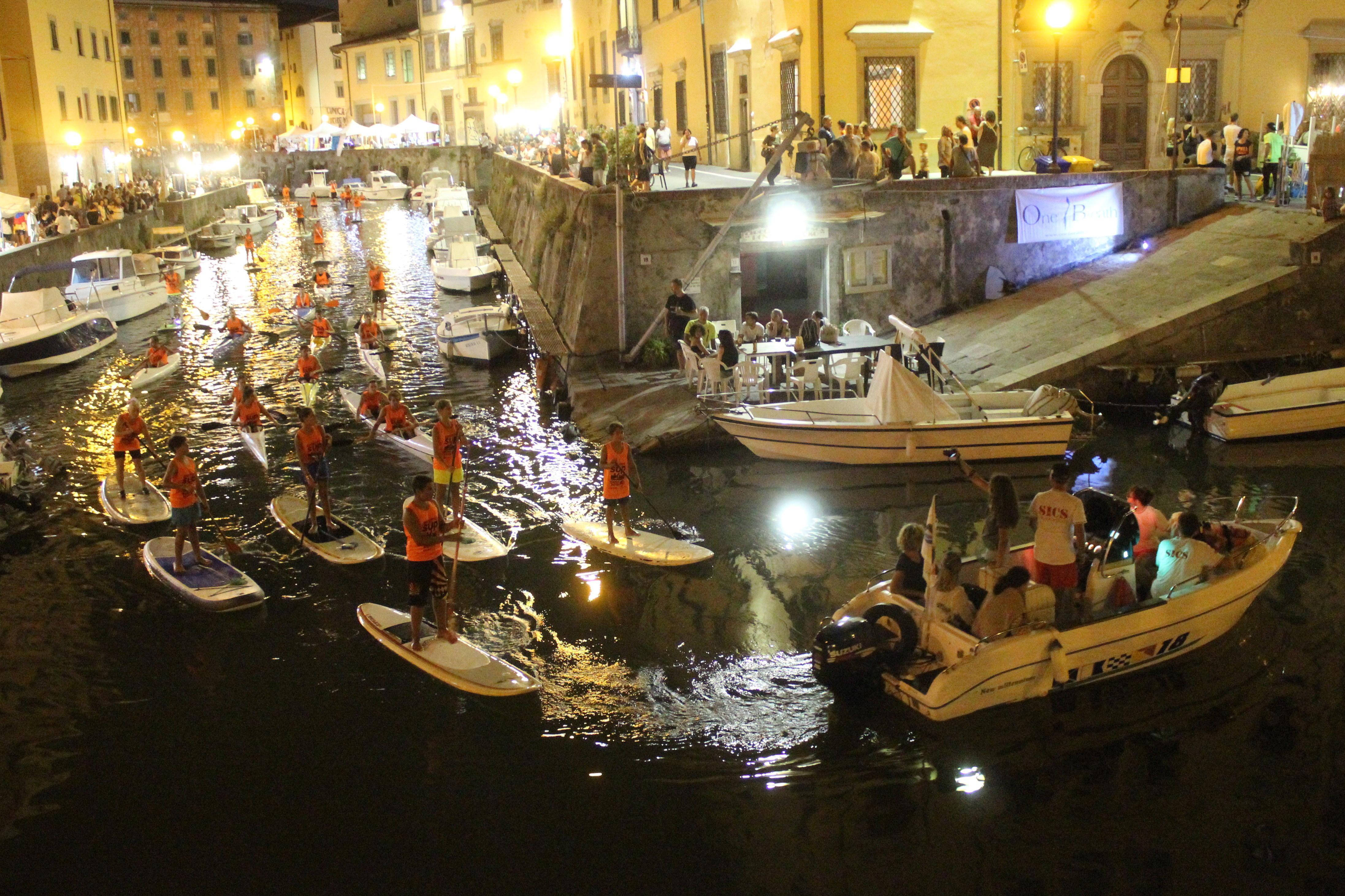 La sfilata dei sup nei fossi in occasione di Effetto Venezia