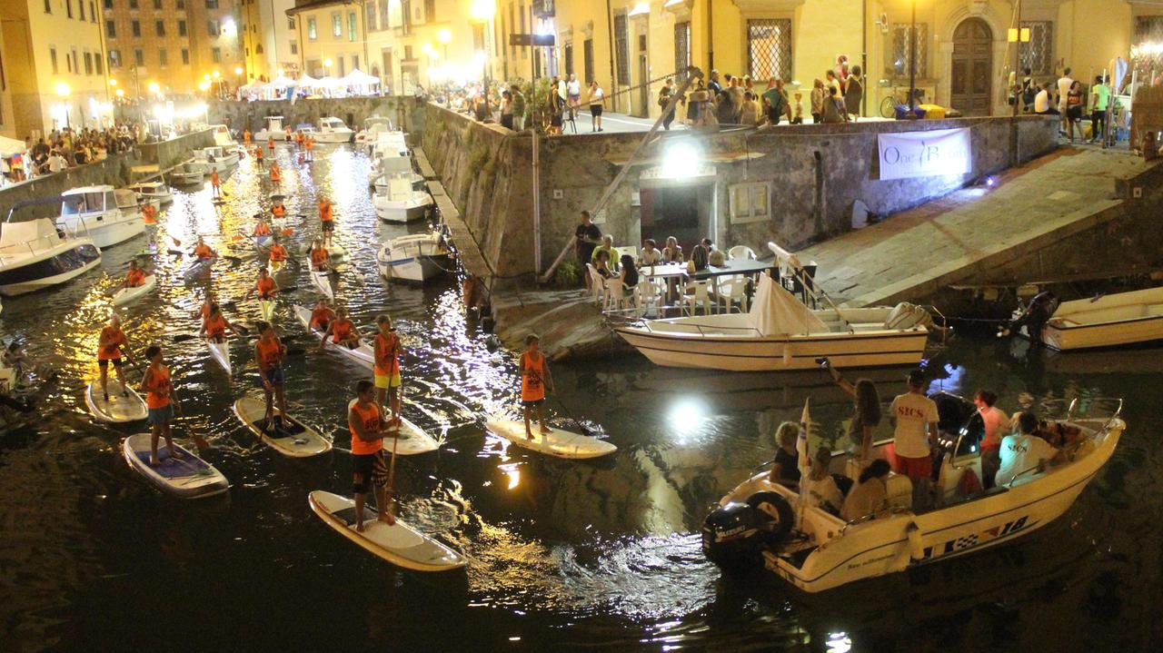 La sfilata dei sup nei fossi in occasione di Effetto Venezia