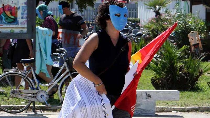 Spiagge calde con la protesta degli sfruttati «Io, bagnino, mai avuto contratti in regola»