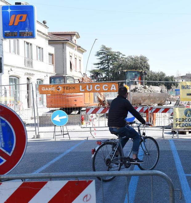 Via Catalani, la viabilità torna a doppio senso Vincono i commercianti 