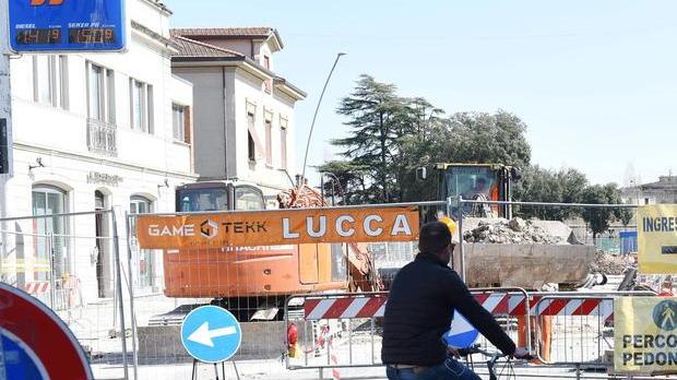 Via Catalani, la viabilità torna a doppio senso Vincono i commercianti