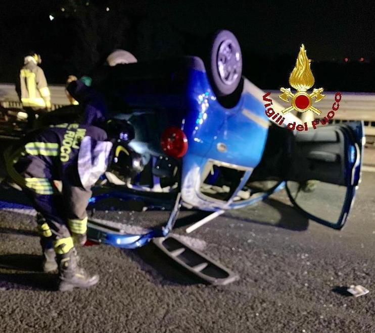 Sbandano e si cappottano per un colpo di sonno Quattro ragazzi feriti