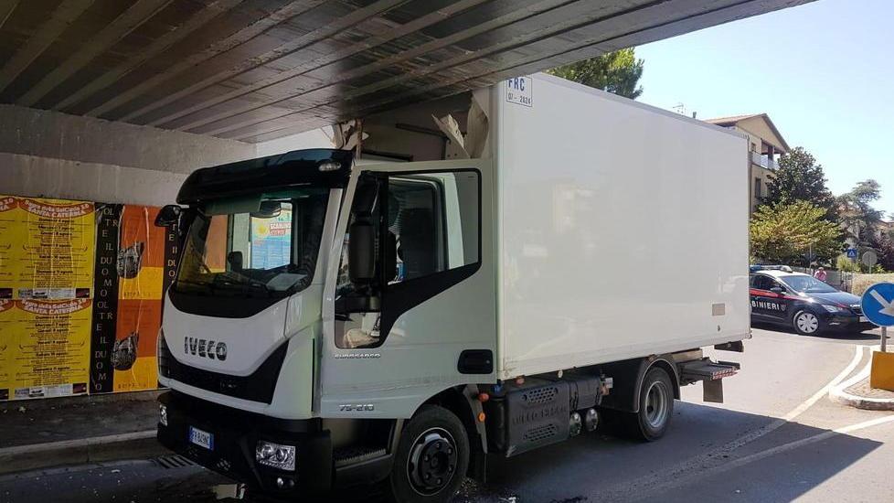 Camion incastrato nel sottopasso