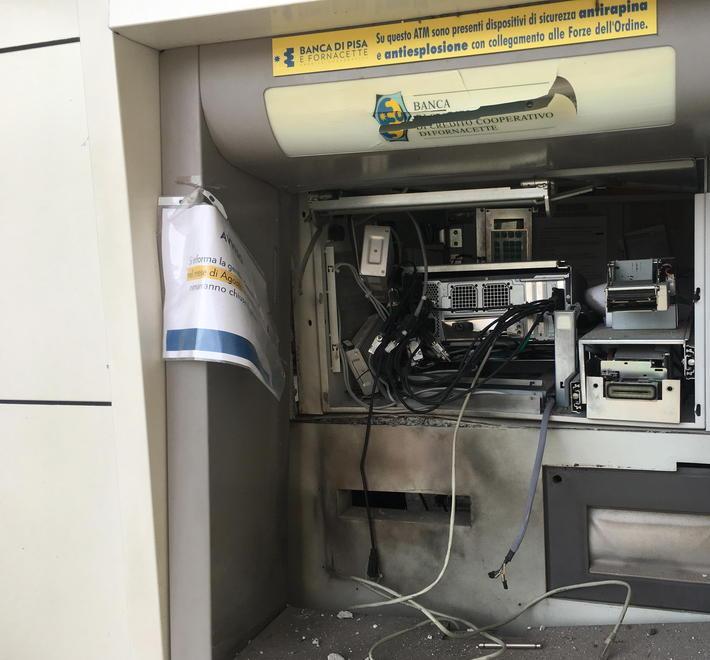 Fanno saltare il bancomat in mezzo al paese 