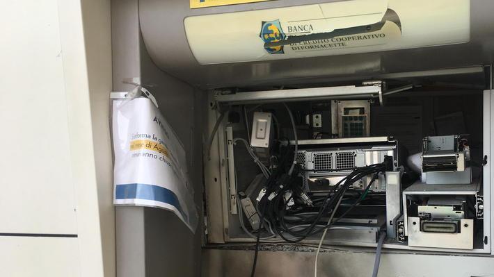 Fanno saltare il bancomat in mezzo al paese