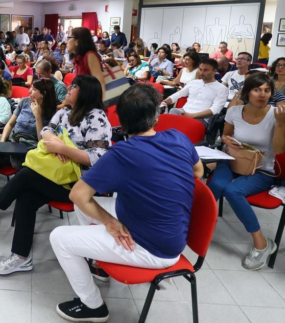 Tagli alle nuove assunzioni d’insegnanti I sindacati: così aumentano i precari 