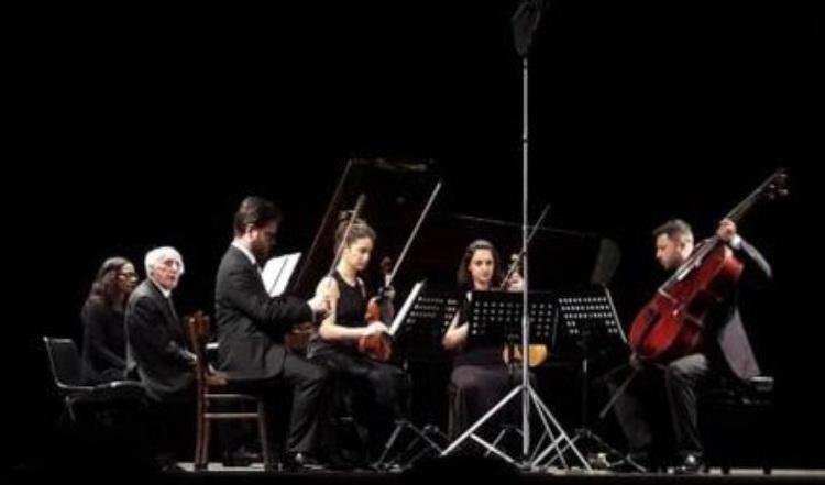 Il Quartetto Adorno sul palco con il pianista Bruno Canino 