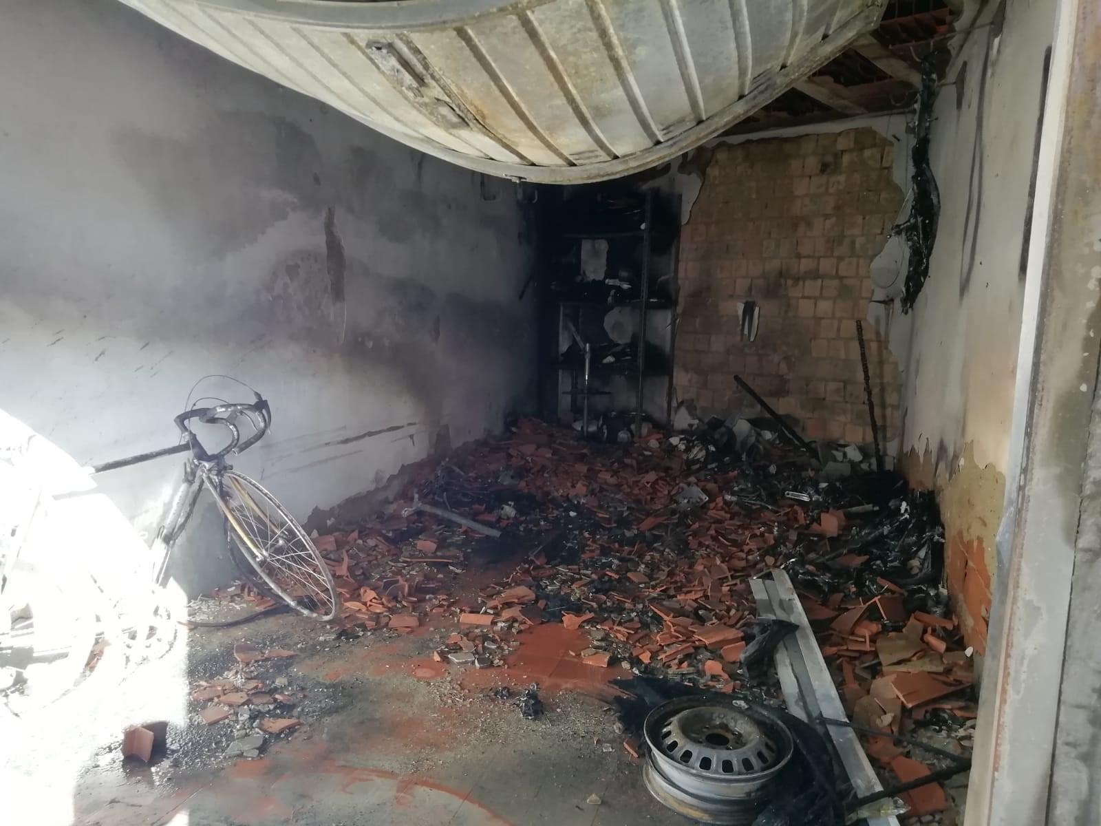 Mette in moto l'auto che poi prende fuoco
