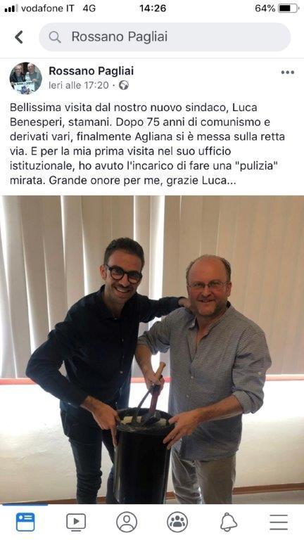 La foto che fa discutere: falce e martello gettati dal sindaco di Agliana (a sinistra) nel cestino