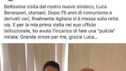 La foto che fa discutere: falce e martello gettati dal sindaco di Agliana (a sinistra) nel cestino