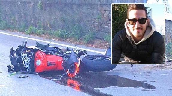 Con la moto finisce contro un muro: muore a 30 anni