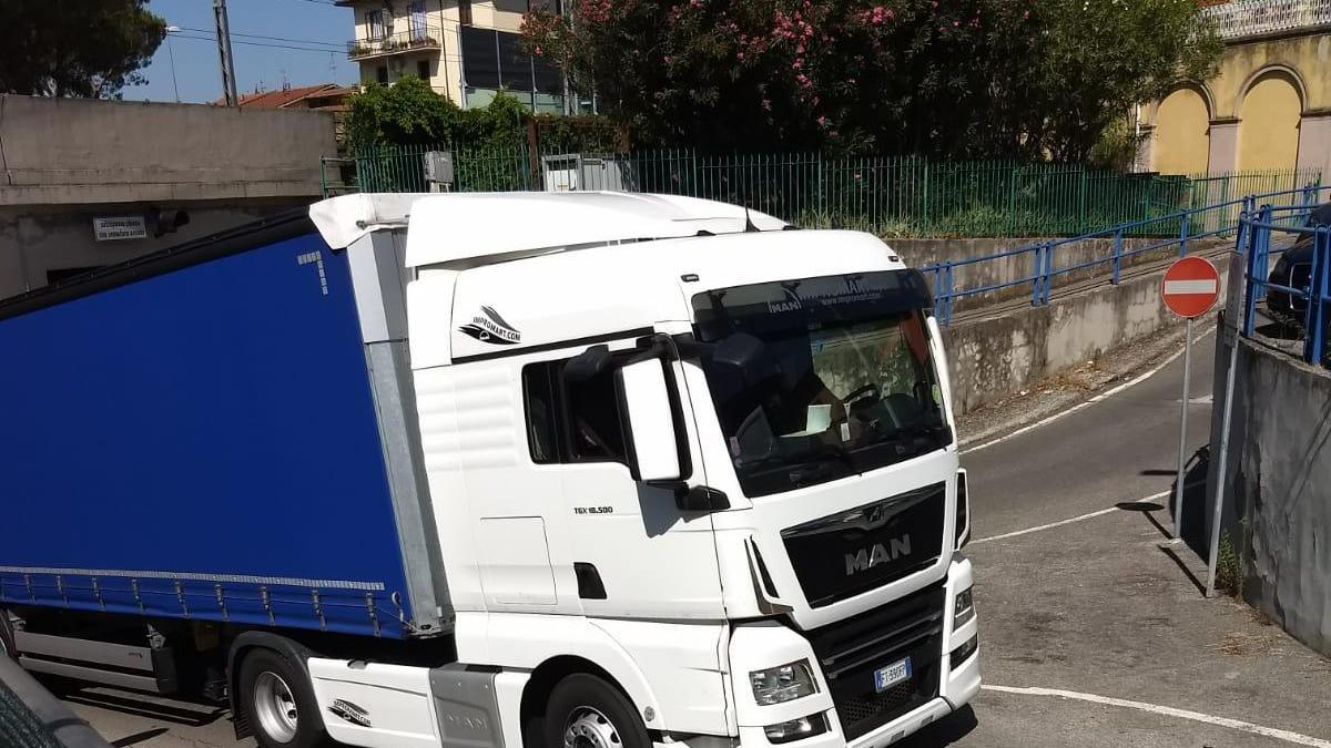 "I Tir si perdono nelle stradine e s'incastrano nei sottopassi"