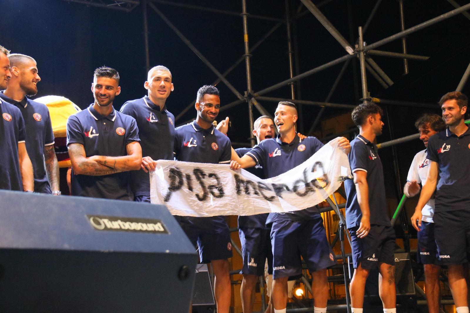 Gonnelli alza lo striscione contro il Pisa durante la presentazione della squadra ad Effetto Venezia (Repetti Pentafoto)