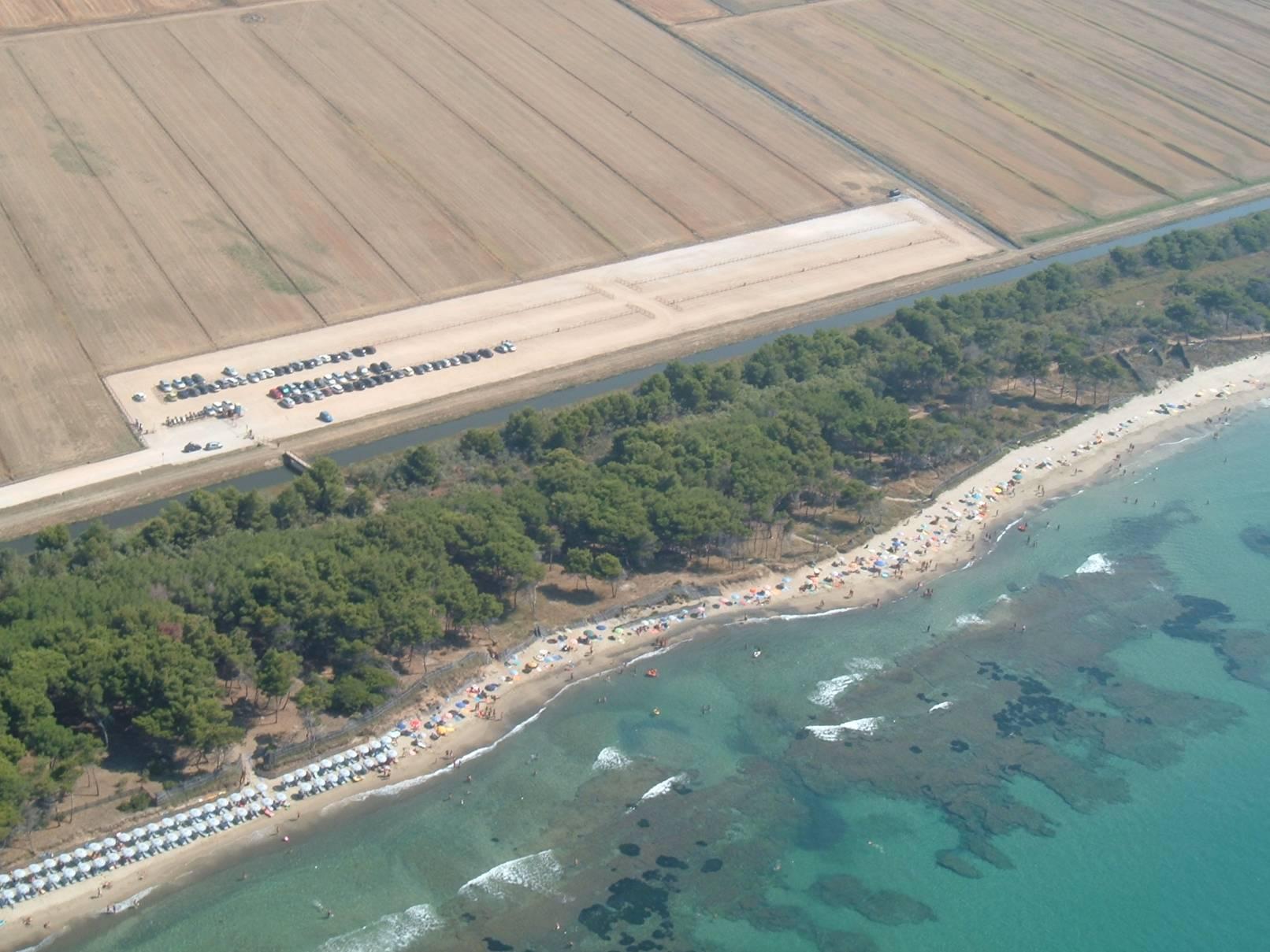 Una veduta della Costa Est con la beach rock che corre parallela alla riva
