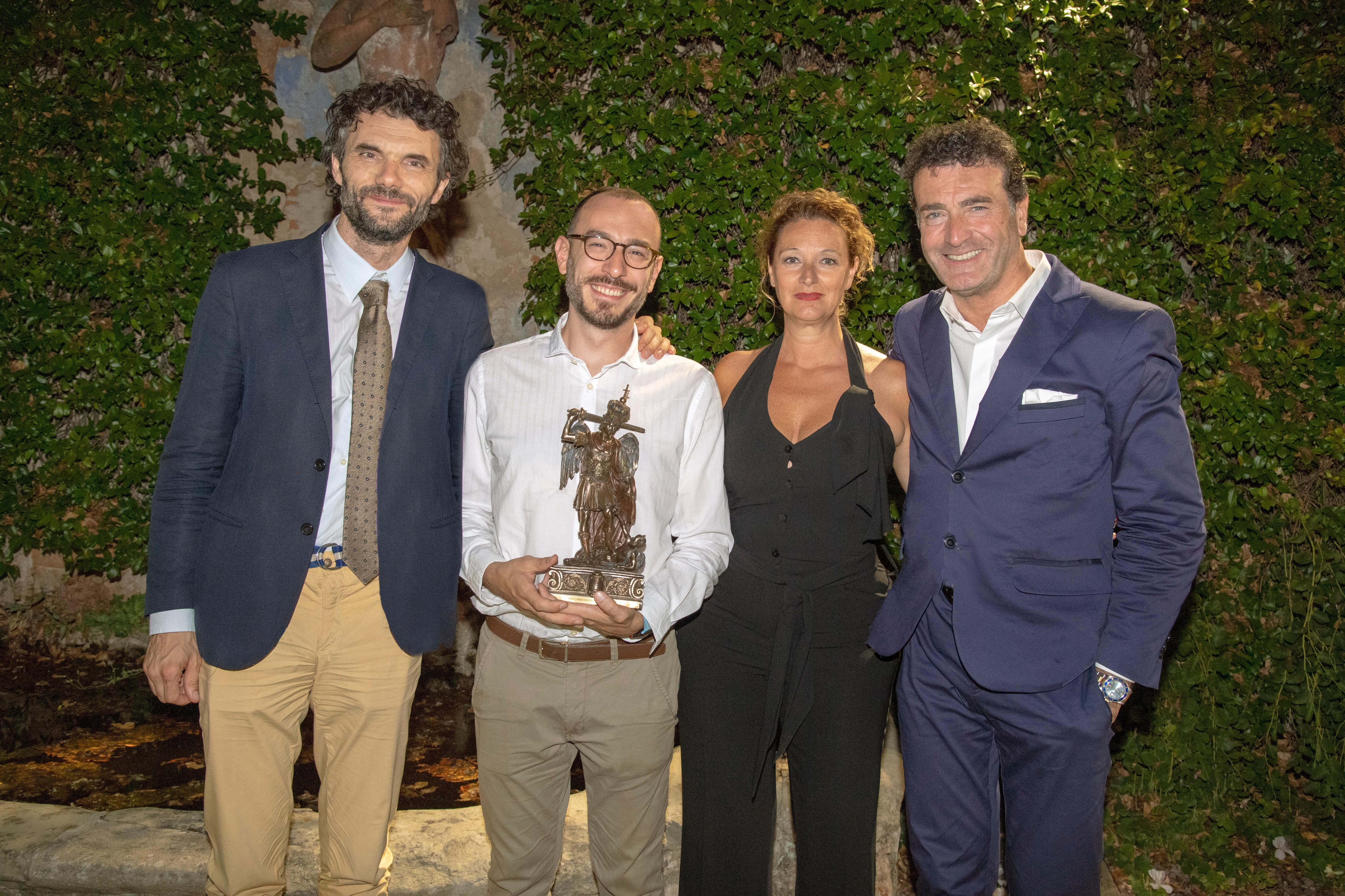 Il sindaco di Prato Matteo Biffoni, Cosimo Cecchi vincitore del premio "Cerreto", la consigliera regionale Ilaria Bugetti, il patron del premio Fernando Meoni (foto Bolognini)