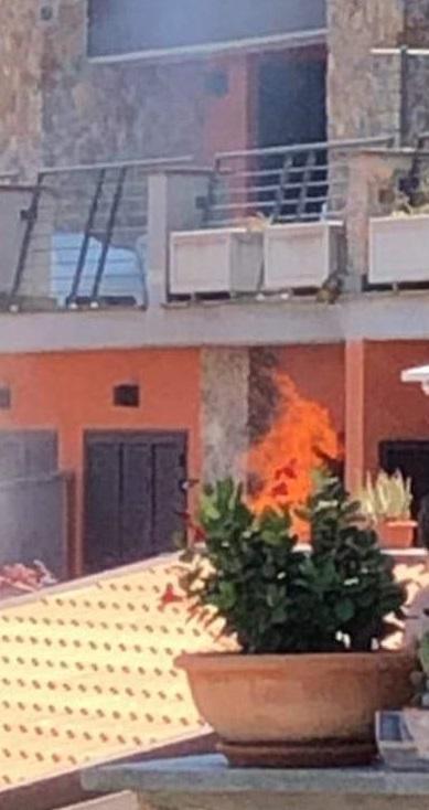 Il fuoco all'esterno dell'abitazione