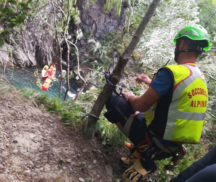 Il recupero del pescatore di 66 anni precipitato nel torrente Dolo a Civago