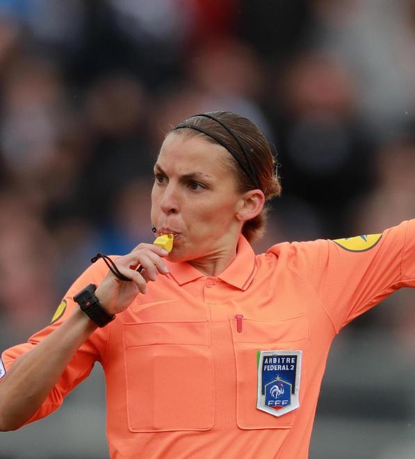 Stephanie Frappart, 35 anni, dirigerà Chelsea-Liverpool