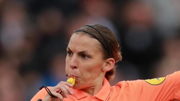 Stephanie Frappart, 35 anni, dirigerà Chelsea-Liverpool