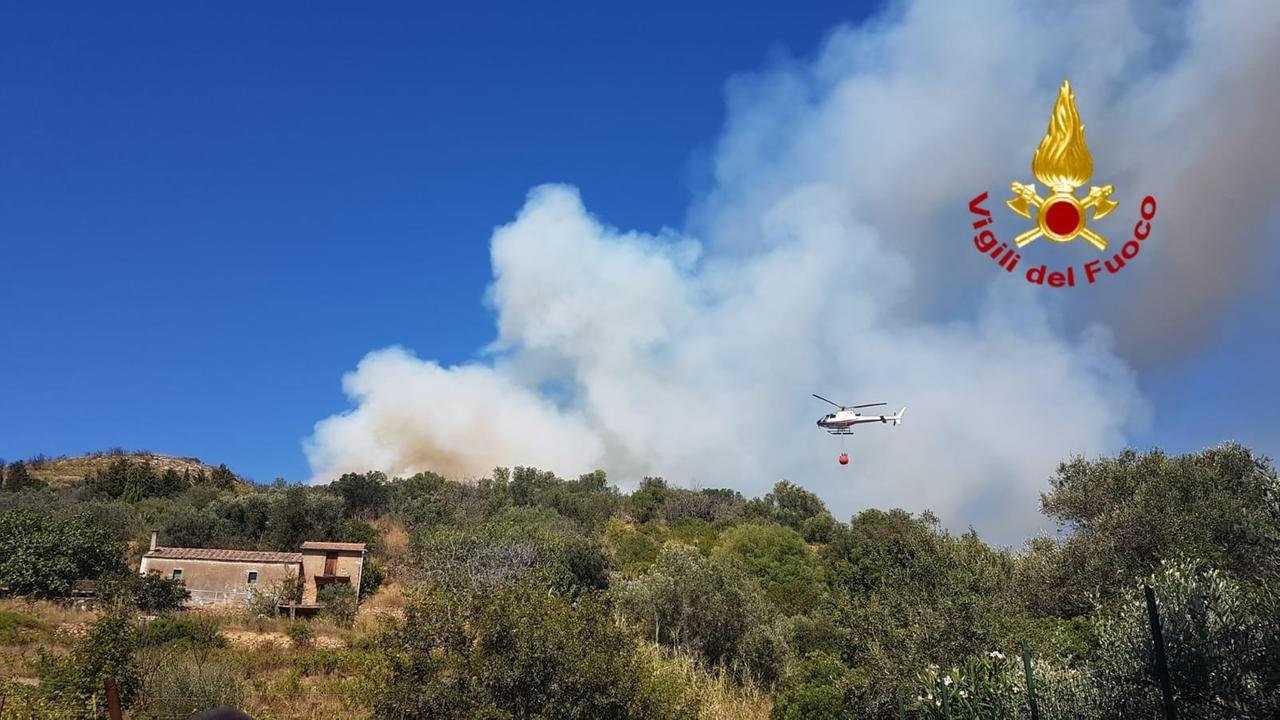 Maxi-incendio all'Argentario, evacuate cinque case