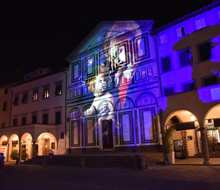 Si accendono già le luci di Natale. La prova nel cuore della città 