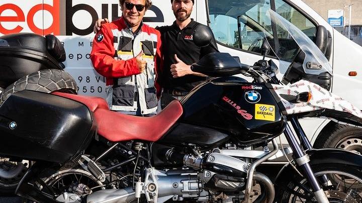 Festeggia il 58º compleanno andando in Russia con la moto