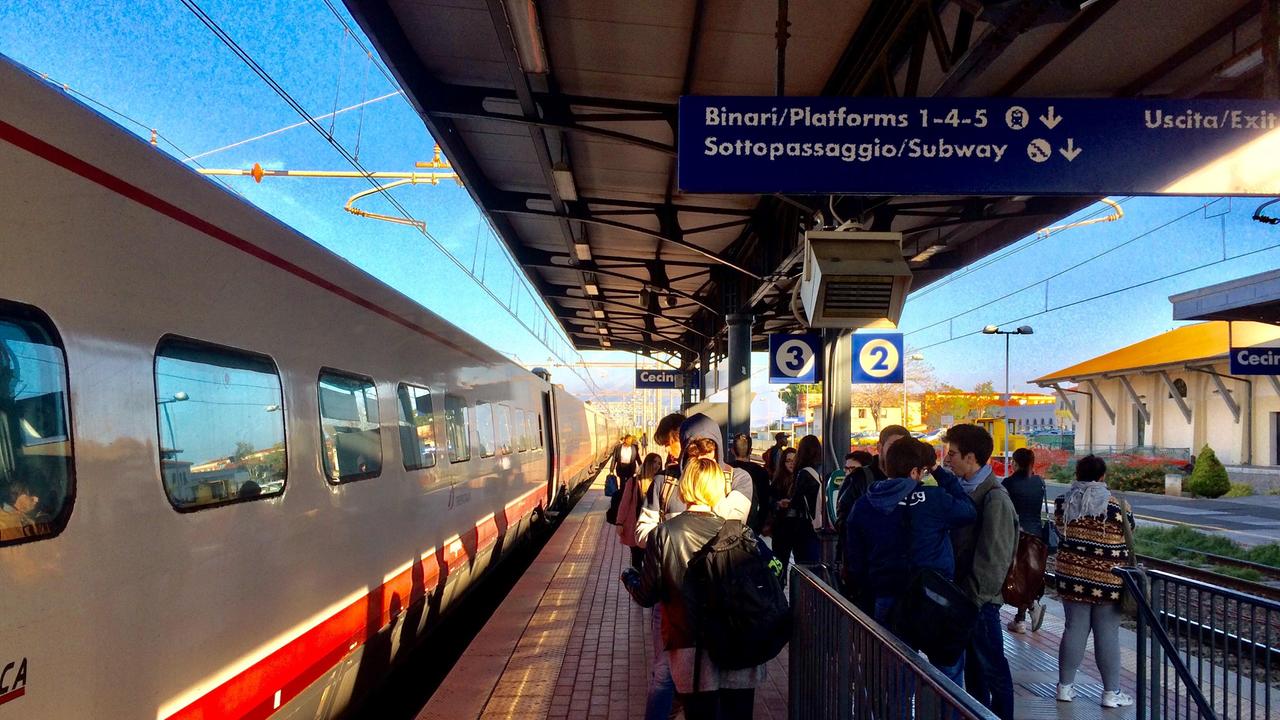 La stazione di Cecina (foto d'archivio)