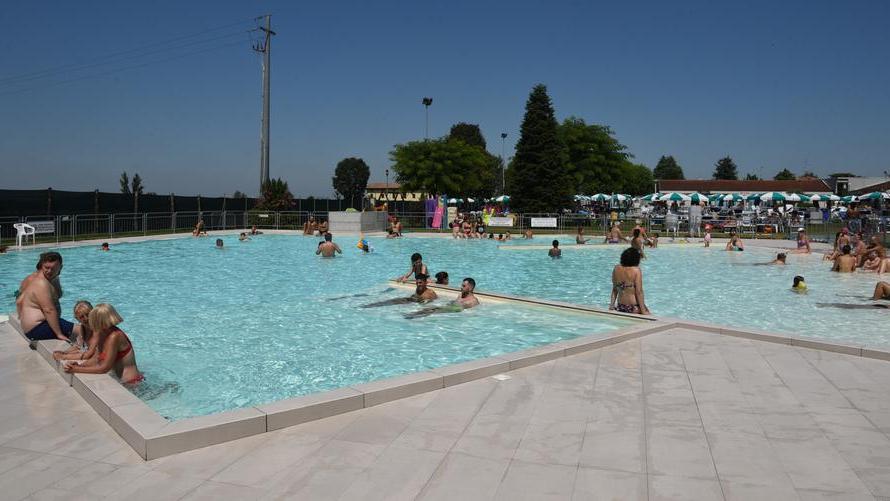 Quattro Castella: ha un malore in piscina, lo salva il bagnino