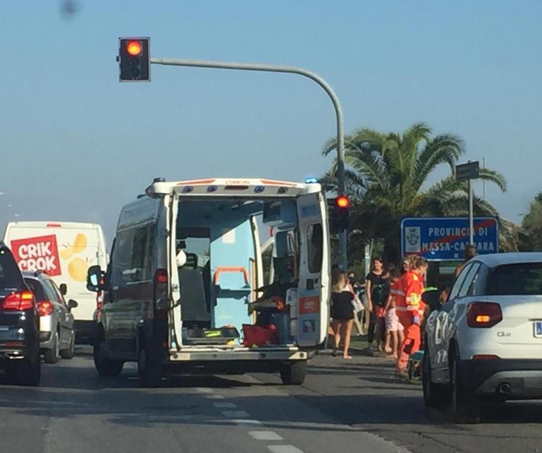 Impatto tra auto e moto, giovane ferito a una gamba 