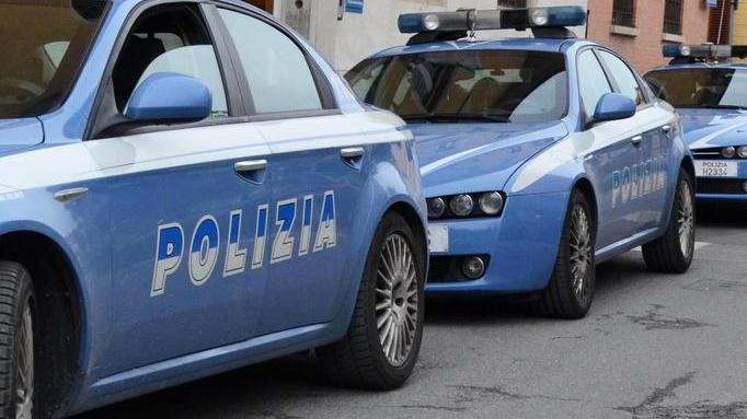 Ruba al supermercato alcolici, vestiti e uno zaino