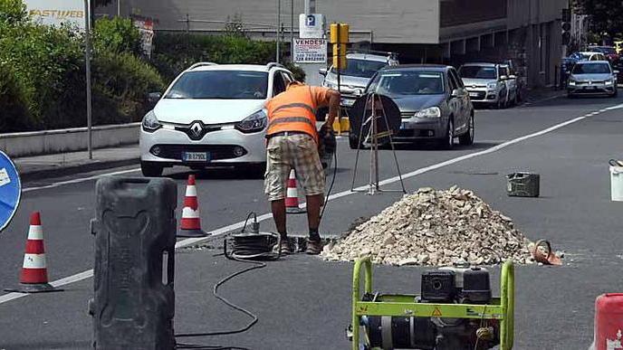 Paura per una voragine aperta nella strada, era una perdita della fognatura