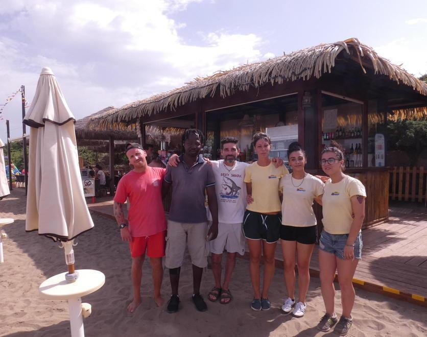 Da sinistra Simone “Walker” Rispoli, Daouda Cisse detto Davide, Luca Pucino, Chiara Ingrosso, Vanessa Barbieri e Sara Carraturo (foto Enzo Russo)