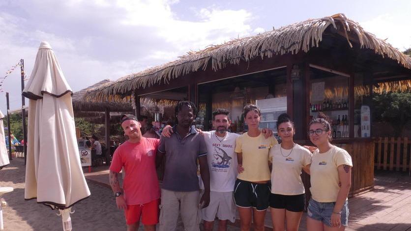 Da sinistra Simone “Walker” Rispoli, Daouda Cisse detto Davide, Luca Pucino, Chiara Ingrosso, Vanessa Barbieri e Sara Carraturo (foto Enzo Russo)