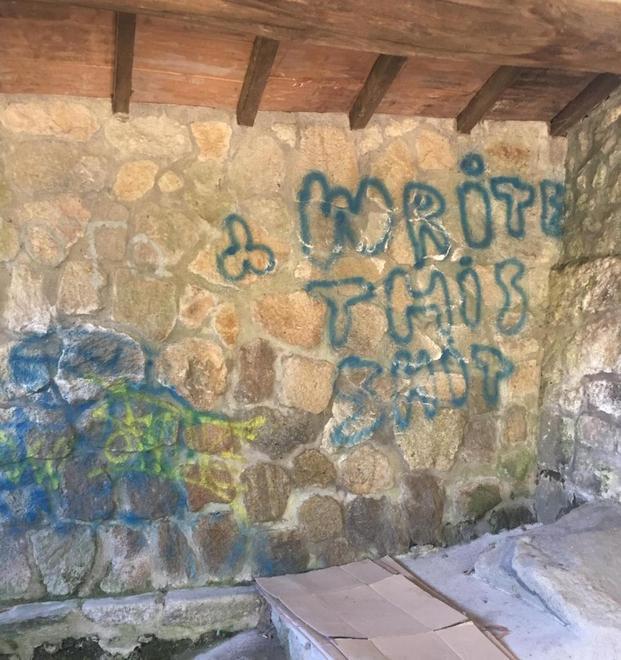 Vandali deturpano la Fontevecchia: scatta la denuncia