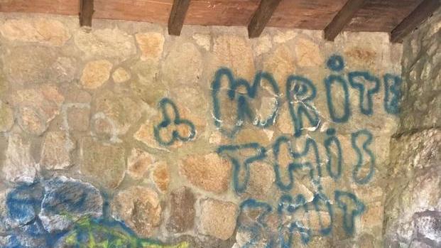 Vandali deturpano la Fontevecchia: scatta la denuncia