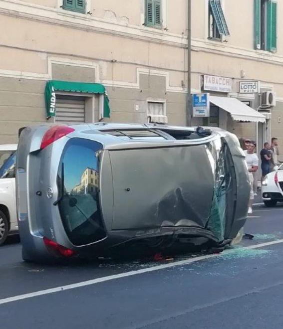 Auto ribaltata un 87enne finisce in ospedale 