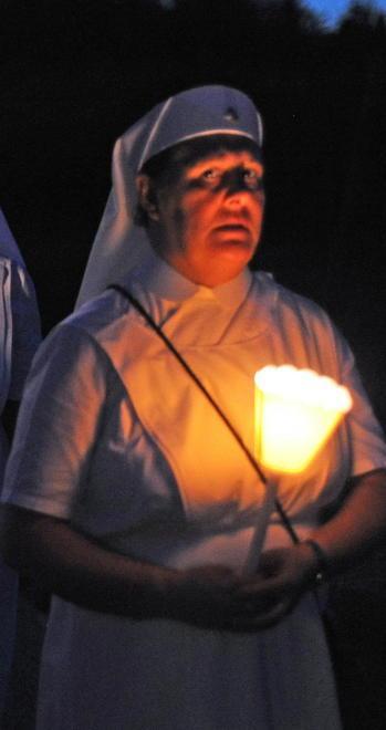 Centinaia in processione come a Lourdes per rendere omaggio a Santa Bernadette 