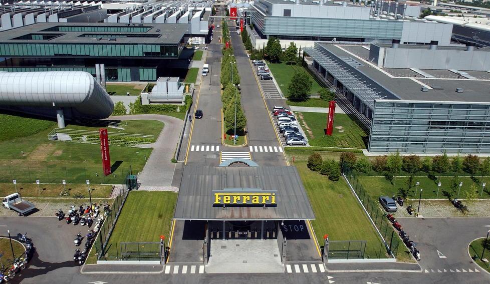 Nel 2023 ci sarà la Ferrari elettrica “Bev” Ricavi e utile in crescita nei primi sei mesi 