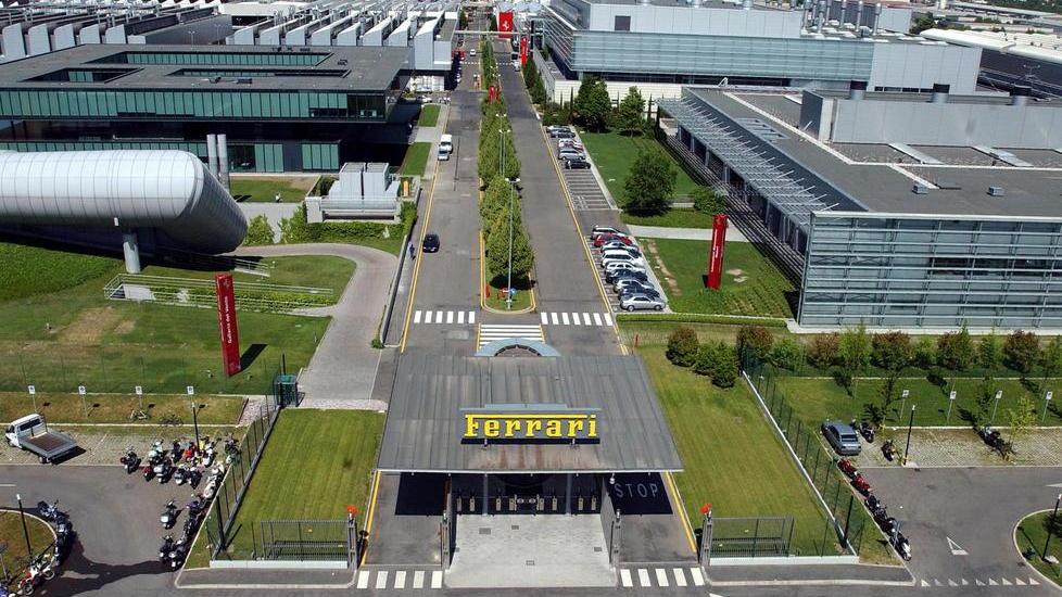 Nel 2023 ci sarà la Ferrari elettrica “Bev” Ricavi e utile in crescita nei primi sei mesi